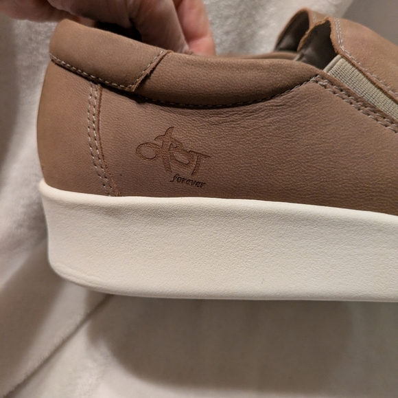 OTBT Camile shoe sz 8.5 tan - Picture 4 of 9